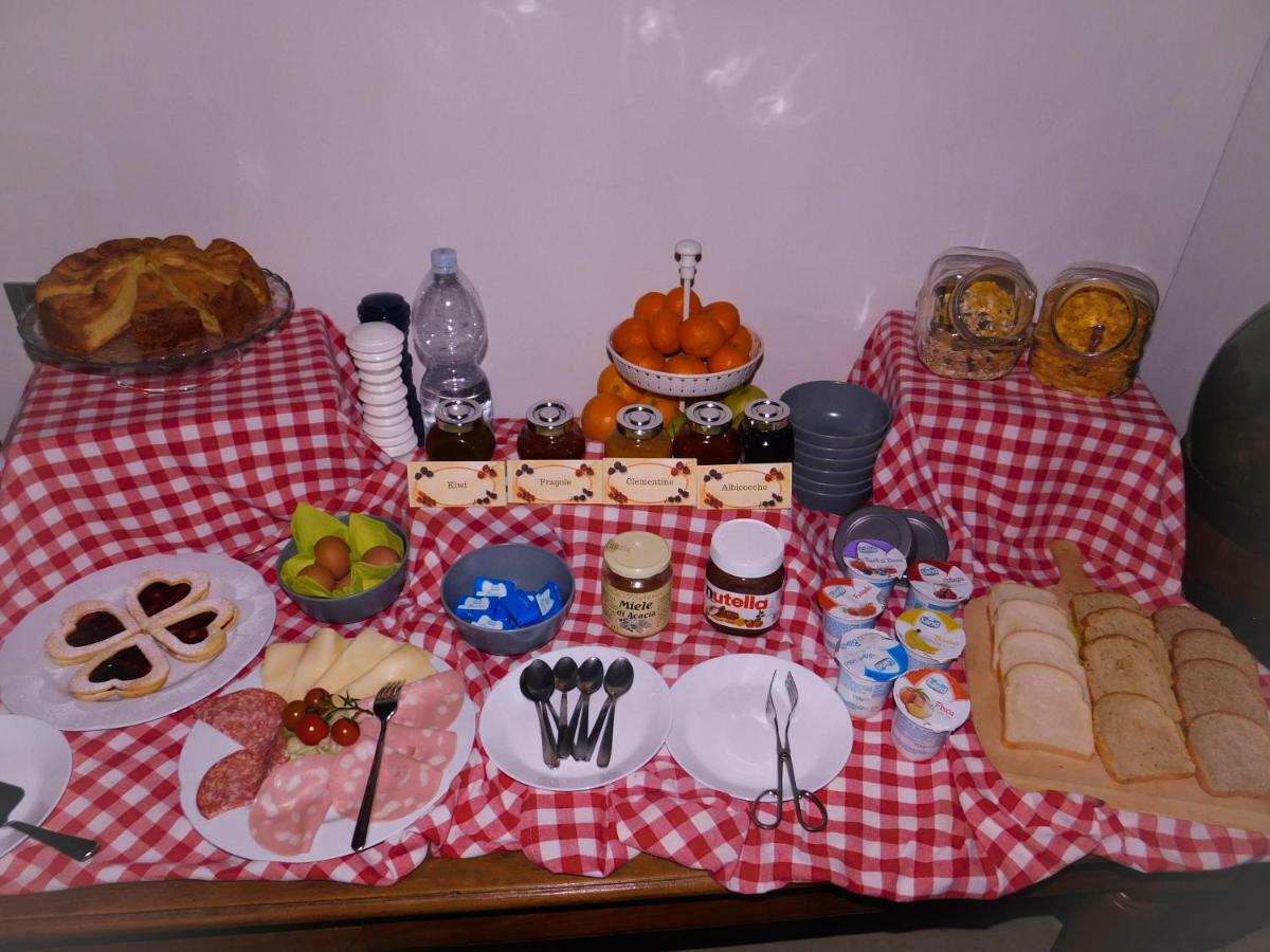 Casale Del Sole Garda Bed & Breakfast Монцамбано Екстериор снимка